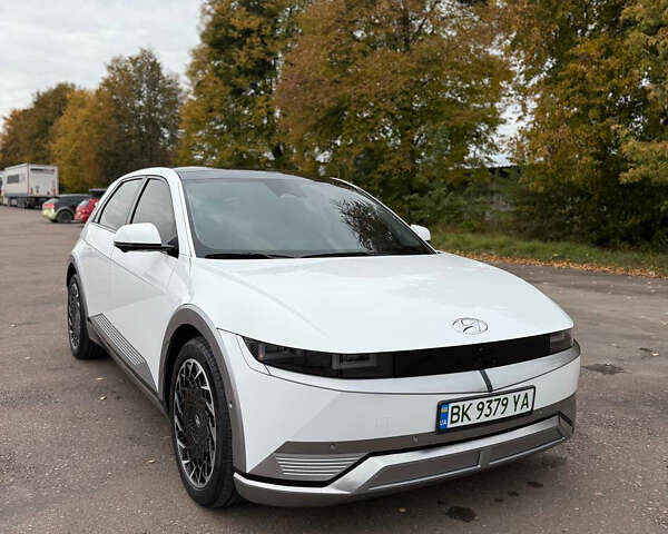 Белый Хендай Ioniq 5, объемом двигателя 0 л и пробегом 33 тыс. км за 33999 $, фото 2 на Automoto.ua
