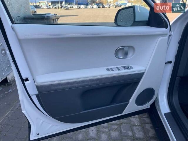 Белый Хендай Ioniq 5, объемом двигателя 0 л и пробегом 35 тыс. км за 23400 $, фото 7 на Automoto.ua