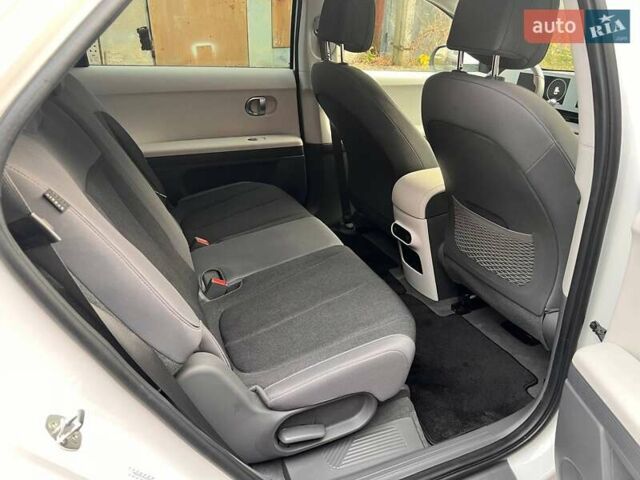 Белый Хендай Ioniq 5, объемом двигателя 0 л и пробегом 54 тыс. км за 18900 $, фото 17 на Automoto.ua