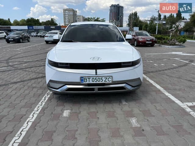 Белый Хендай Ioniq 5, объемом двигателя 0 л и пробегом 28 тыс. км за 33500 $, фото 2 на Automoto.ua