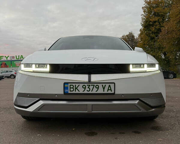 Белый Хендай Ioniq 5, объемом двигателя 0 л и пробегом 33 тыс. км за 33999 $, фото 3 на Automoto.ua