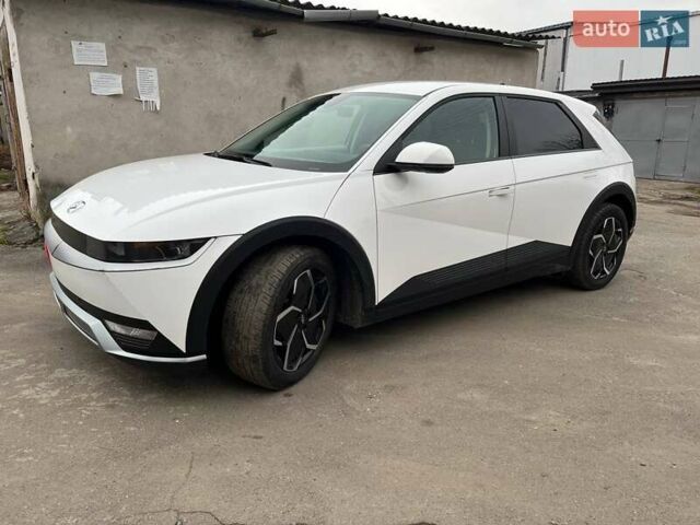 Белый Хендай Ioniq 5, объемом двигателя 0 л и пробегом 54 тыс. км за 18900 $, фото 2 на Automoto.ua