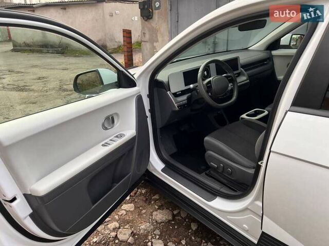 Белый Хендай Ioniq 5, объемом двигателя 0 л и пробегом 54 тыс. км за 18900 $, фото 12 на Automoto.ua