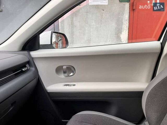 Белый Хендай Ioniq 5, объемом двигателя 0 л и пробегом 54 тыс. км за 18900 $, фото 16 на Automoto.ua