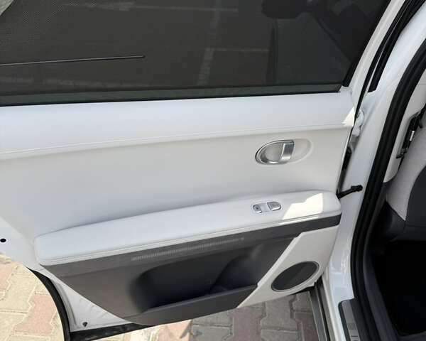 Белый Хендай Ioniq 5, объемом двигателя 0 л и пробегом 28 тыс. км за 33500 $, фото 12 на Automoto.ua