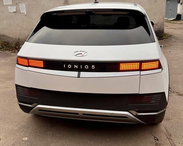Белый Хендай Ioniq 5, объемом двигателя 0 л и пробегом 54 тыс. км за 18900 $, фото 7 на Automoto.ua