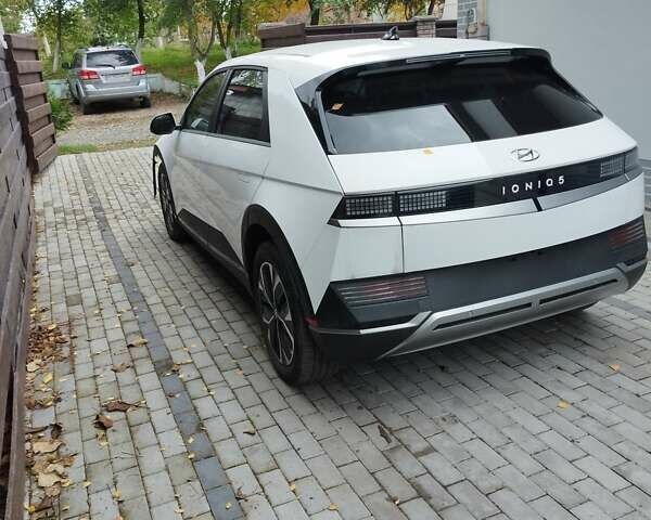 Белый Хендай Ioniq 5, объемом двигателя 0 л и пробегом 5 тыс. км за 14000 $, фото 3 на Automoto.ua