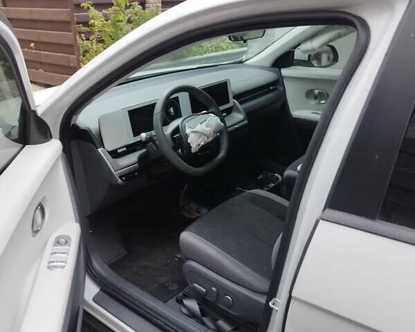 Белый Хендай Ioniq 5, объемом двигателя 0 л и пробегом 5 тыс. км за 14000 $, фото 4 на Automoto.ua