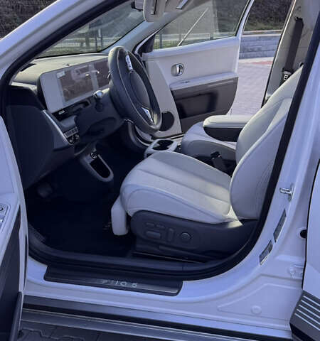 Белый Хендай Ioniq 5, объемом двигателя 0 л и пробегом 23 тыс. км за 31500 $, фото 6 на Automoto.ua