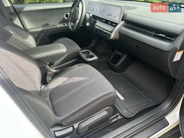 Белый Хендай Ioniq 5, объемом двигателя 0 л и пробегом 40 тыс. км за 26900 $, фото 27 на Automoto.ua