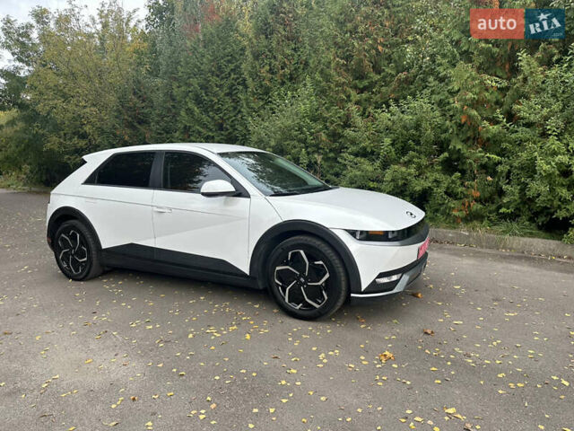 Белый Хендай Ioniq 5, объемом двигателя 0 л и пробегом 40 тыс. км за 26900 $, фото 3 на Automoto.ua