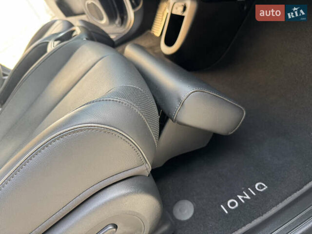 Черный Хендай Ioniq 5, объемом двигателя 0 л и пробегом 160 тыс. км за 22999 $, фото 29 на Automoto.ua