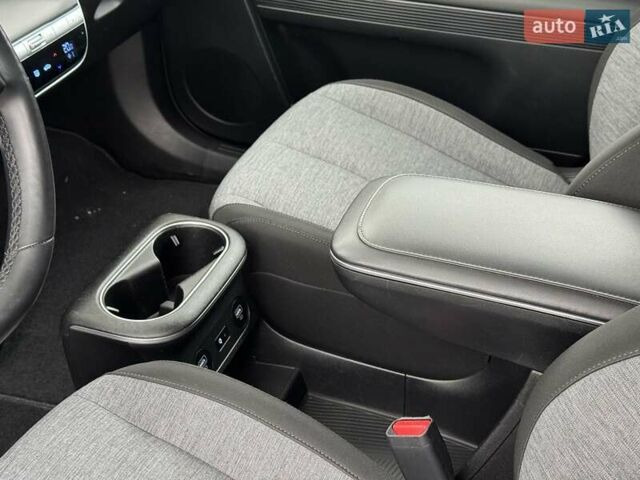 Черный Хендай Ioniq 5, объемом двигателя 0 л и пробегом 87 тыс. км за 25700 $, фото 18 на Automoto.ua