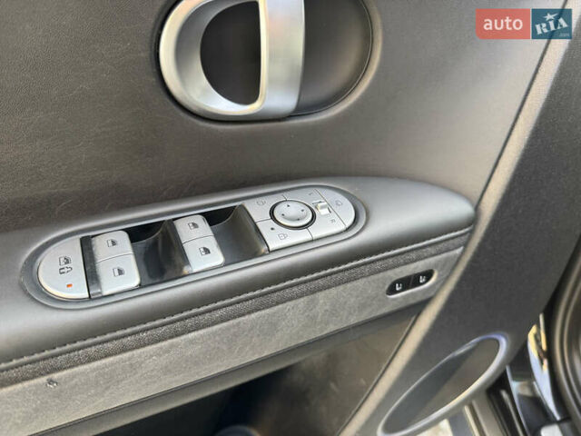 Черный Хендай Ioniq 5, объемом двигателя 0 л и пробегом 160 тыс. км за 22999 $, фото 12 на Automoto.ua