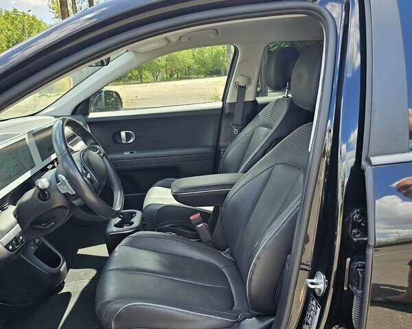 Черный Хендай Ioniq 5, объемом двигателя 0 л и пробегом 27 тыс. км за 22950 $, фото 8 на Automoto.ua