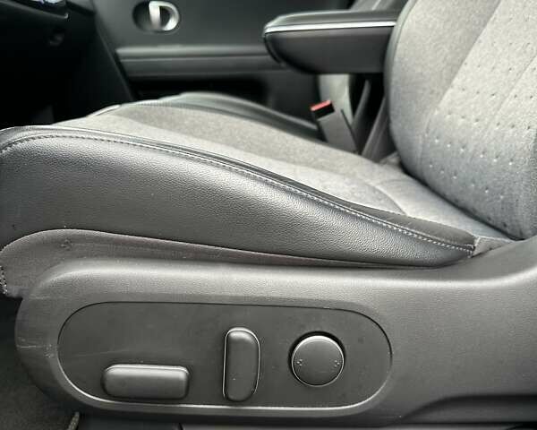 Черный Хендай Ioniq 5, объемом двигателя 0 л и пробегом 70 тыс. км за 23500 $, фото 46 на Automoto.ua