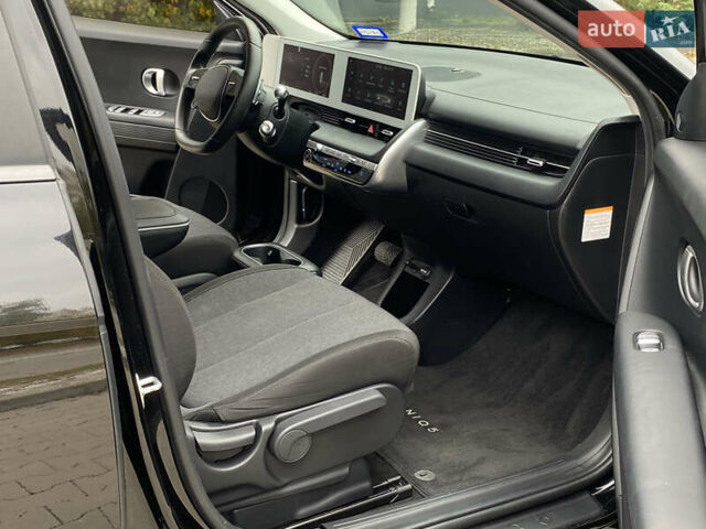 Черный Хендай Ioniq 5, объемом двигателя 0 л и пробегом 54 тыс. км за 28500 $, фото 18 на Automoto.ua