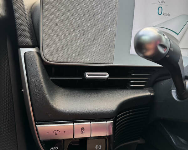 Черный Хендай Ioniq 5, объемом двигателя 0 л и пробегом 24 тыс. км за 22250 $, фото 12 на Automoto.ua