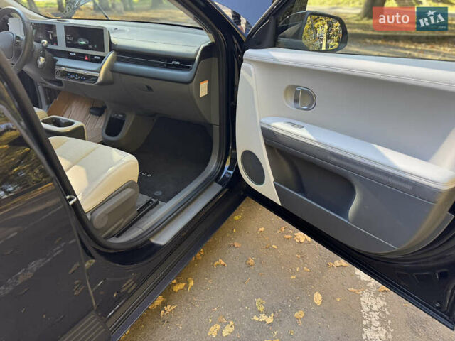 Черный Хендай Ioniq 5, объемом двигателя 0 л и пробегом 33 тыс. км за 25999 $, фото 7 на Automoto.ua