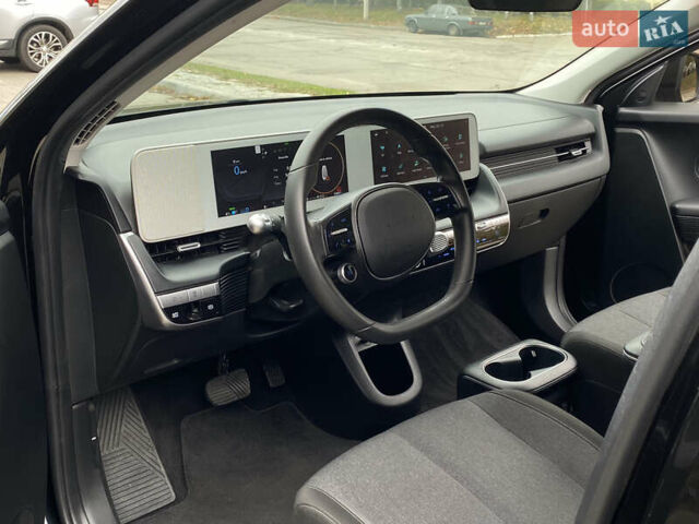 Черный Хендай Ioniq 5, объемом двигателя 0 л и пробегом 54 тыс. км за 28500 $, фото 13 на Automoto.ua