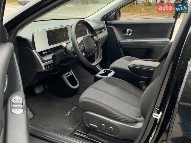 Черный Хендай Ioniq 5, объемом двигателя 0 л и пробегом 54 тыс. км за 28500 $, фото 12 на Automoto.ua