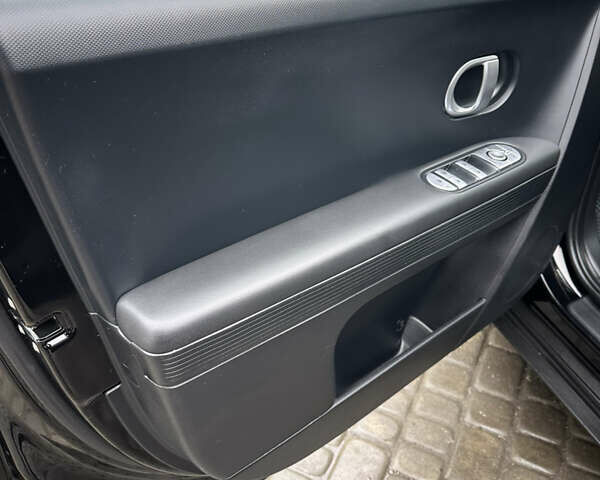 Черный Хендай Ioniq 5, объемом двигателя 0 л и пробегом 105 тыс. км за 23500 $, фото 26 на Automoto.ua