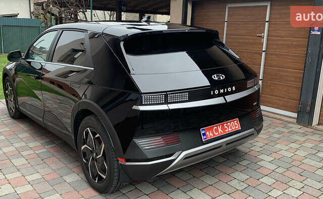 Черный Хендай Ioniq 5, объемом двигателя 0 л и пробегом 23 тыс. км за 22950 $, фото 4 на Automoto.ua