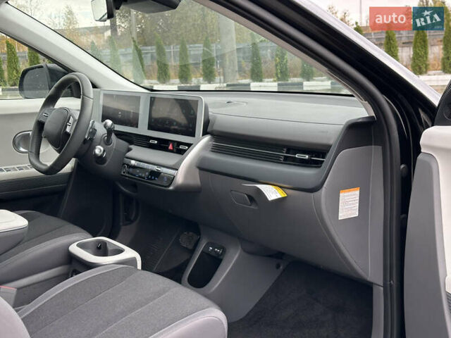 Черный Хендай Ioniq 5, объемом двигателя 0 л и пробегом 2 тыс. км за 26999 $, фото 43 на Automoto.ua