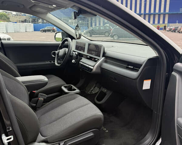 Черный Хендай Ioniq 5, объемом двигателя 0 л и пробегом 25 тыс. км за 28999 $, фото 12 на Automoto.ua