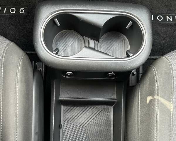Черный Хендай Ioniq 5, объемом двигателя 0 л и пробегом 36 тыс. км за 25800 $, фото 19 на Automoto.ua