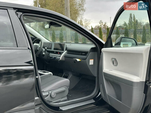 Черный Хендай Ioniq 5, объемом двигателя 0 л и пробегом 2 тыс. км за 26999 $, фото 41 на Automoto.ua