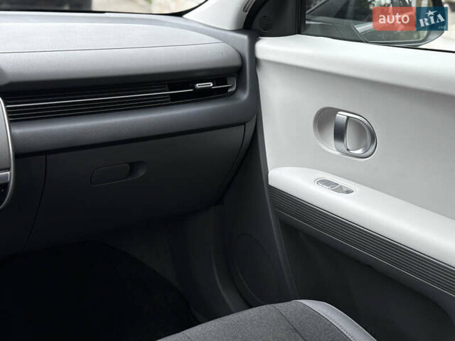 Черный Хендай Ioniq 5, объемом двигателя 0 л и пробегом 6 тыс. км за 28999 $, фото 53 на Automoto.ua