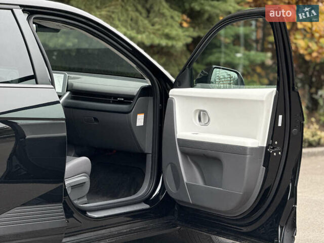 Черный Хендай Ioniq 5, объемом двигателя 0 л и пробегом 6 тыс. км за 28999 $, фото 35 на Automoto.ua