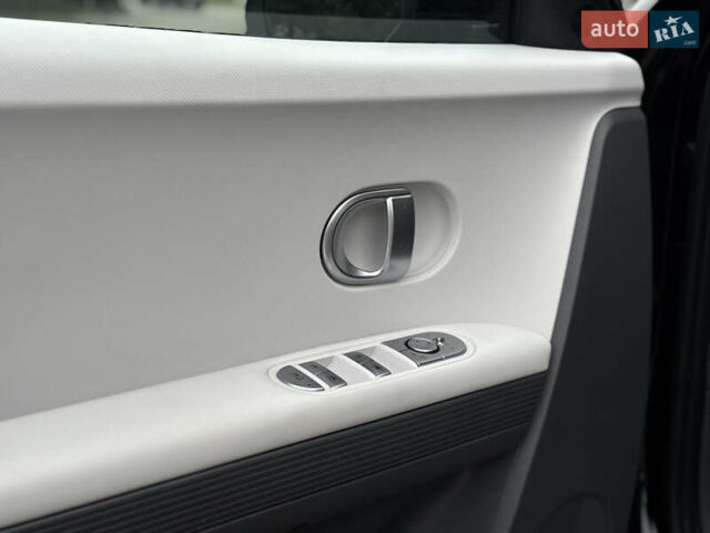 Черный Хендай Ioniq 5, объемом двигателя 0 л и пробегом 6 тыс. км за 28999 $, фото 43 на Automoto.ua