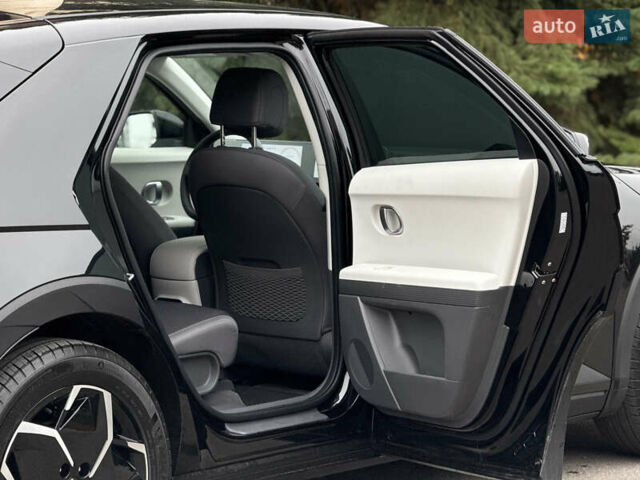 Черный Хендай Ioniq 5, объемом двигателя 0 л и пробегом 6 тыс. км за 28999 $, фото 30 на Automoto.ua