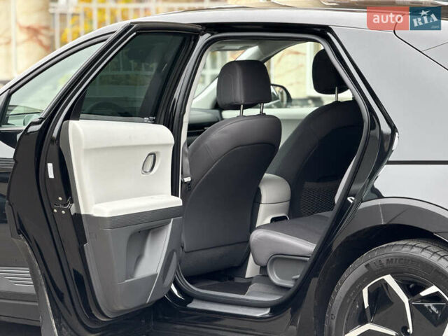 Черный Хендай Ioniq 5, объемом двигателя 0 л и пробегом 6 тыс. км за 28999 $, фото 28 на Automoto.ua