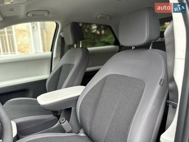 Черный Хендай Ioniq 5, объемом двигателя 0 л и пробегом 6 тыс. км за 28999 $, фото 44 на Automoto.ua