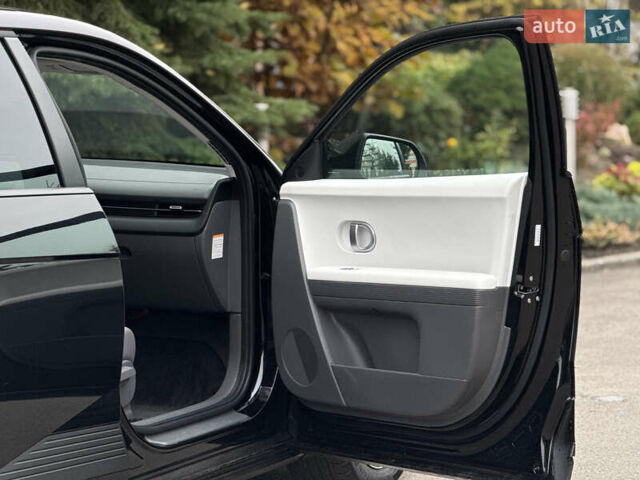 Черный Хендай Ioniq 5, объемом двигателя 0 л и пробегом 6 тыс. км за 28999 $, фото 32 на Automoto.ua