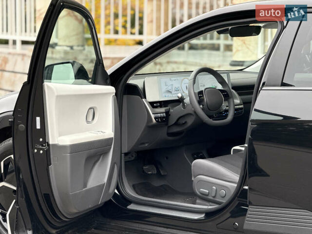 Черный Хендай Ioniq 5, объемом двигателя 0 л и пробегом 6 тыс. км за 28999 $, фото 50 на Automoto.ua