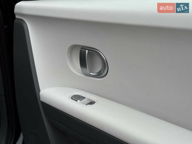 Черный Хендай Ioniq 5, объемом двигателя 0 л и пробегом 6 тыс. км за 28999 $, фото 31 на Automoto.ua