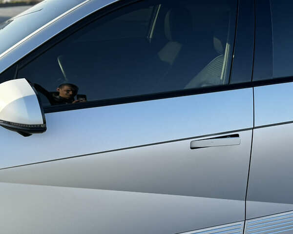 Серый Хендай Ioniq 5, объемом двигателя 0 л и пробегом 25 тыс. км за 30900 $, фото 10 на Automoto.ua