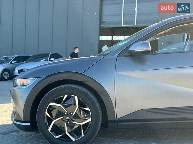 Серый Хендай Ioniq 5, объемом двигателя 0 л и пробегом 34 тыс. км за 26740 $, фото 4 на Automoto.ua