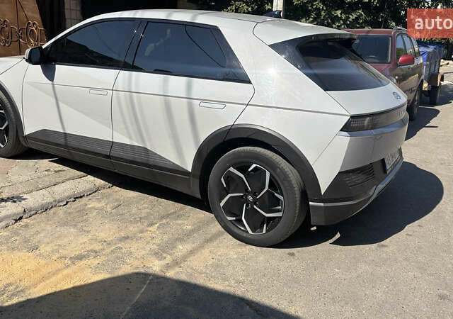 Серый Хендай Ioniq 5, объемом двигателя 0 л и пробегом 56 тыс. км за 27500 $, фото 4 на Automoto.ua