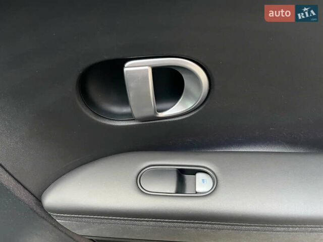 Серый Хендай Ioniq 5, объемом двигателя 0 л и пробегом 108 тыс. км за 26800 $, фото 13 на Automoto.ua