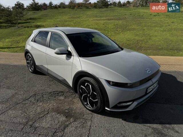 Серый Хендай Ioniq 5, объемом двигателя 0 л и пробегом 57 тыс. км за 25800 $, фото 4 на Automoto.ua