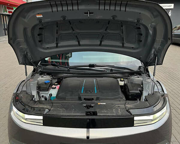 Серый Хендай Ioniq 5, объемом двигателя 0 л и пробегом 108 тыс. км за 26800 $, фото 29 на Automoto.ua