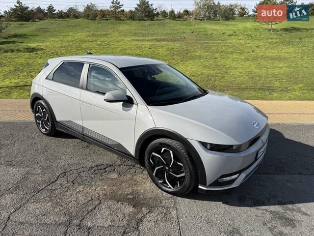 Серый Хендай Ioniq 5, объемом двигателя 0 л и пробегом 57 тыс. км за 25800 $, фото 3 на Automoto.ua