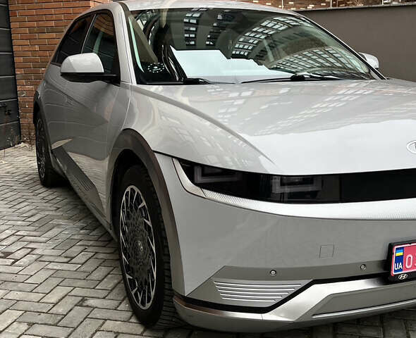 Серый Хендай Ioniq 5, объемом двигателя 0 л и пробегом 163 тыс. км за 22999 $, фото 6 на Automoto.ua