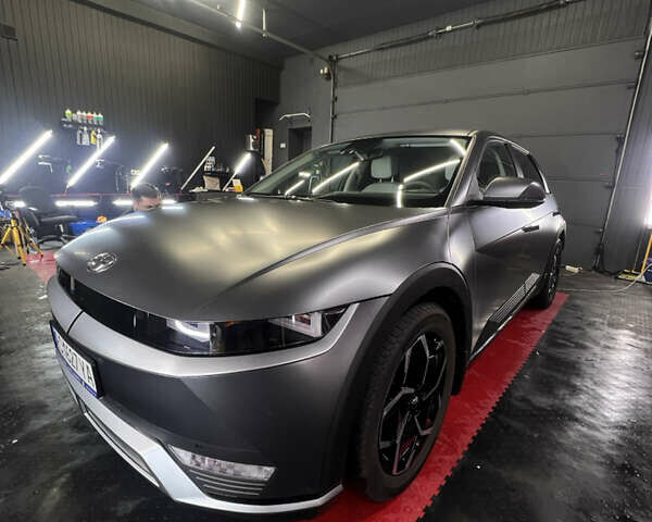 Серый Хендай Ioniq 5, объемом двигателя 0 л и пробегом 19 тыс. км за 28500 $, фото 2 на Automoto.ua