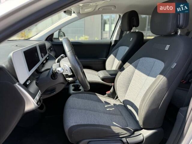 Серый Хендай Ioniq 5, объемом двигателя 0 л и пробегом 162 тыс. км за 20800 $, фото 7 на Automoto.ua